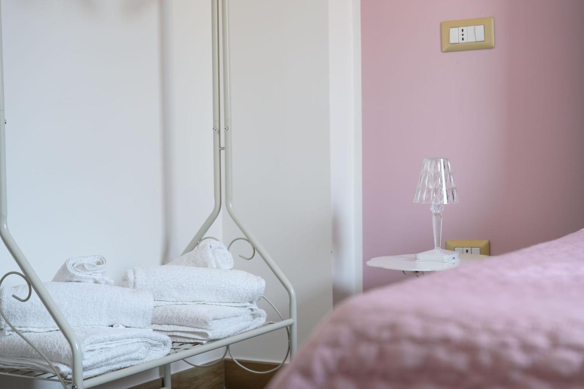 Casa Vacanze Maddalena - Palazzetto Sul Lago - Diamante Rosa Marta Exterior foto
