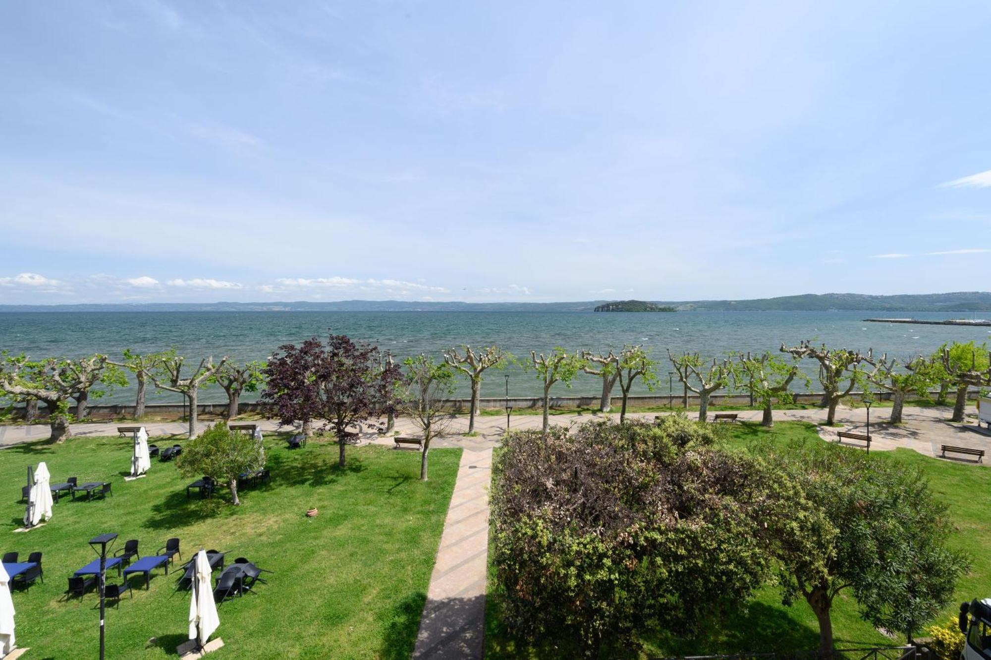 Casa Vacanze Maddalena - Palazzetto Sul Lago - Diamante Rosa Marta Exterior foto